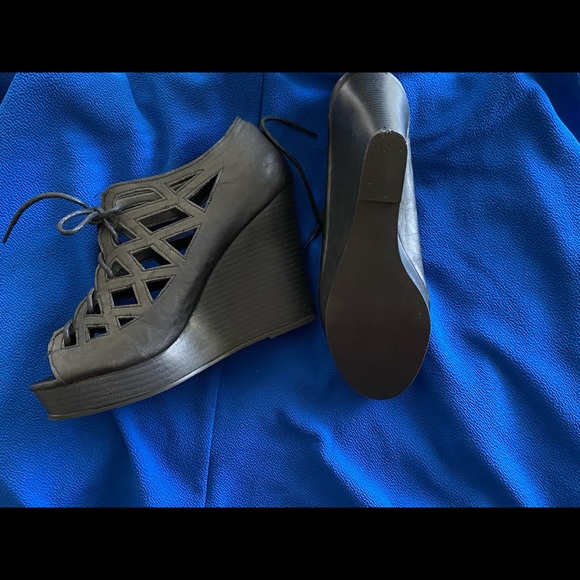 Platforms - Picture 2 of 3